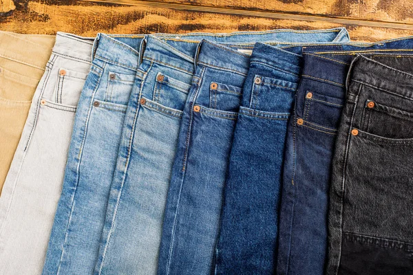 Variedade Jeans Diferentes Tons Fundo Madeira — Fotografia de Stock