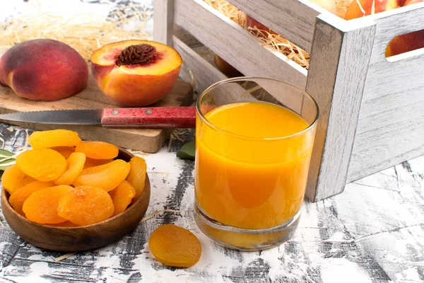 Een Glas Perziksap Gedroogde Vruchten Rijpe Perziken Een Witte Tafel — Stockfoto