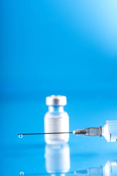 Flacon Vaccin Covid Une Seringue Avec Une Goutte Vaccin Sur — Photo