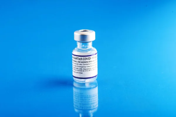 Flacon Vaccin Pfizer Biontech Covid Sur Fond Bleu — Photo