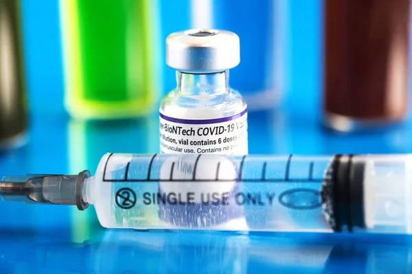 Flacon Vaccin Pfizer Biontech Covid Sur Fond Bleu — Photo