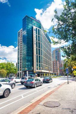 Batimor 'un işlek sokaklarından birinin manzarası. Günlük trafik. Bulutlu mavi gökyüzü.