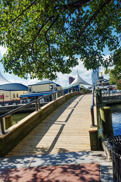 Footbridge Canal Baltimore Bay Metal Wooden Bridge Embankment Sunny Autumn — Stock Photo, Image