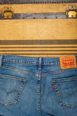 Leesburg Virginia 'da. ABD. 15 Şubat 2022 Blue LEVI 's 511 Jeans eski bir valizin üzerinde yatıyor. LEVI, 1853 yılında kurulan Levi Strauss and Co markasıdır..