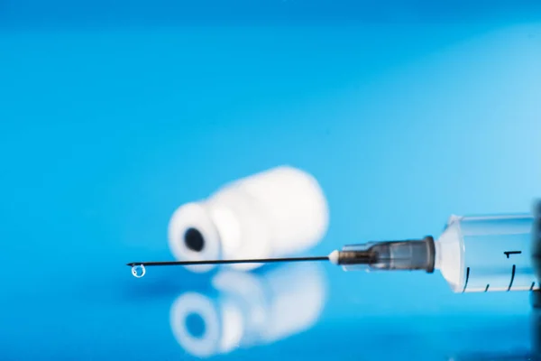 Injectieflacon Met Covid Vaccin Een Spuit Met Een Druppel Vaccin — Stockfoto
