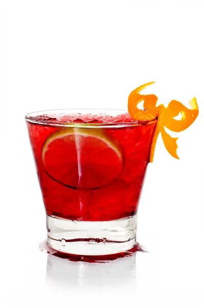 Summer Cocktail Διάφανο Ποτήρι Κεράσι Λάιμ Και Πάγο Λευκό Φόντο — Φωτογραφία Αρχείου