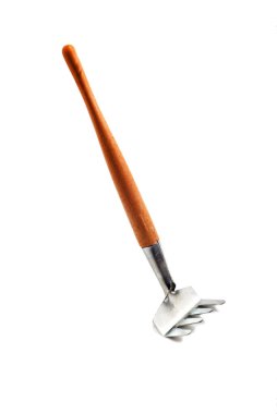Beyaz arka planda izole edilmiş ahşap saplı metal tırmık