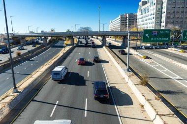 Washington DC, ABD, 13 Ekim 2020. Güneşli bir günde Amerika 'nın başkentinin otoyolunda yoğun trafik var..