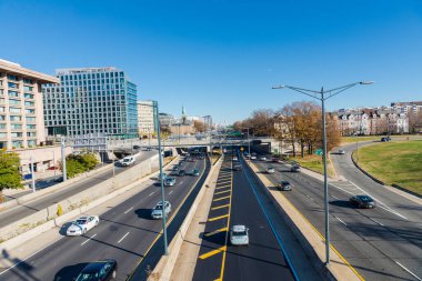  Güneşli bir günde Amerika 'nın başkentinin otoyolunda yoğun trafik var..