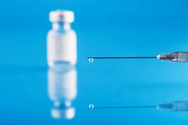 Druppel Vaccin Aan Het Einde Van Een Injectienaald Vaccin Injectieflacon — Stockfoto