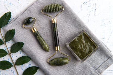 yeşil kozmetik silindirler. Yüz bakımı için aletler ve araçlar. Yaşlanmaya karşı anlamına gelir.