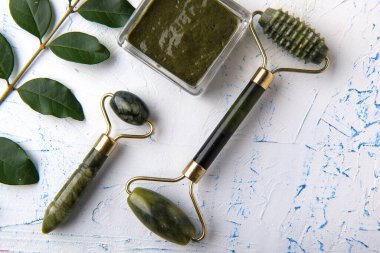 yeşil kozmetik silindirler. Yüz bakımı için aletler ve araçlar. Yaşlanmaya karşı anlamına gelir.