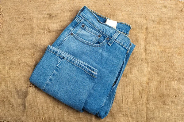Calça Jeans Clássico Azul Close Mentira Fundo Uma Antiga Serapilheira — Fotografia de Stock