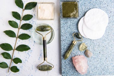 yeşil kozmetik silindirler. Yüz bakımı için aletler ve araçlar. Yaşlanmaya karşı anlamına gelir.