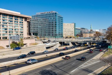 Güneşli bir günde Amerika 'nın başkentinin otoyolunda yoğun trafik var..