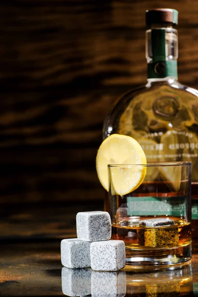 Bicchiere Whisky Con Limone Pietre Ghiaccianti Tavolo Vetro Con Riflesso — Foto Stock
