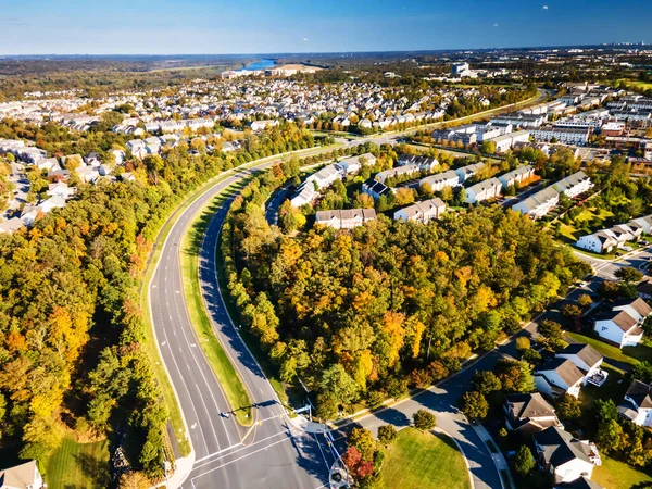 小城镇住宅区及住宅区间道路的空中景观 — 图库照片