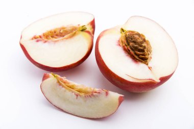 Yarım ve şeftaliler beyaz bir arka planda koltuk altları olan.