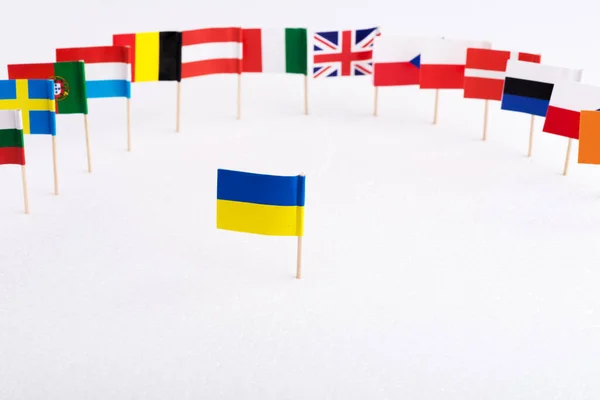 欧洲国家不接受乌克兰加入欧洲联盟 白色背景下的欧洲旗帜和乌克兰国旗 — 图库照片