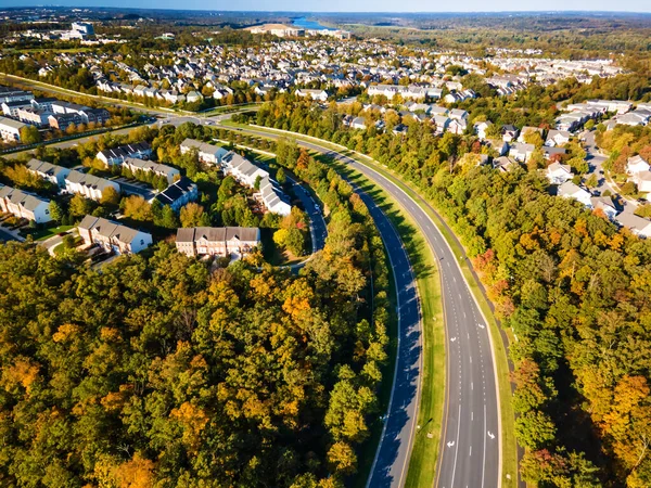 小城镇住宅区及住宅区间道路的空中景观 — 图库照片