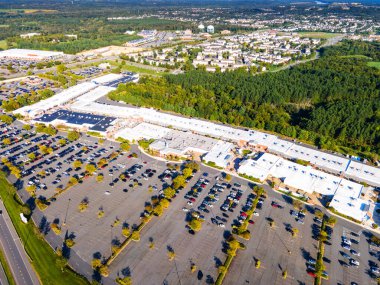 Süpermarketin yanında bir sürü boş alan olan otopark. Kuş bakışı çekim. Leesburg, Virginia 'daki otoparkların hava görüntüsü..