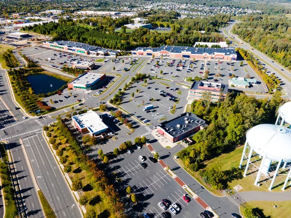 在超级市场附近有很多空位的停车场 鸟瞰镜头 维吉尼亚州列斯堡停车场的空中景观 — 图库照片