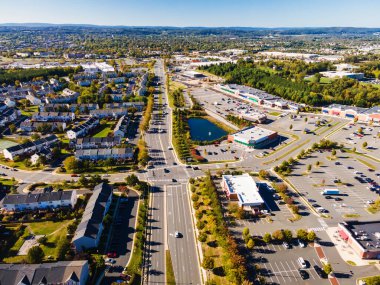 Virginia 'da küçük bir kasabanın havadan görünüşü. Konut binaları, yollar, alışveriş merkezi otoparkları ve bir gölet..