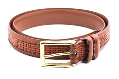 Açık kahverengi deri örgülü kemer beyaza izole edilmiş.