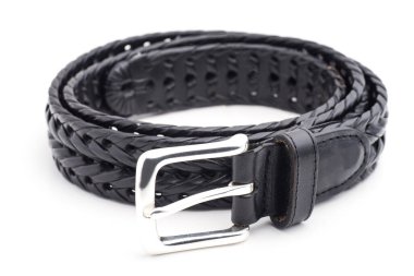 Siyah örgülü deri kemer beyaz arkaplanda izole edilmiş..