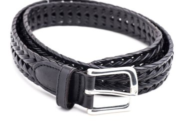 Siyah örgülü deri kemer beyaz arkaplanda izole edilmiş..