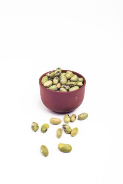 Bir çömlekte tuzlanmış fasulye tohumu. Beyaz arkaplanda izole.