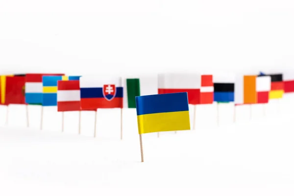 Osamělá Vlajka Ukrajiny Pozadí Mnoha Vlajek Evropských Zemí Koncept Vstupu — Stock fotografie