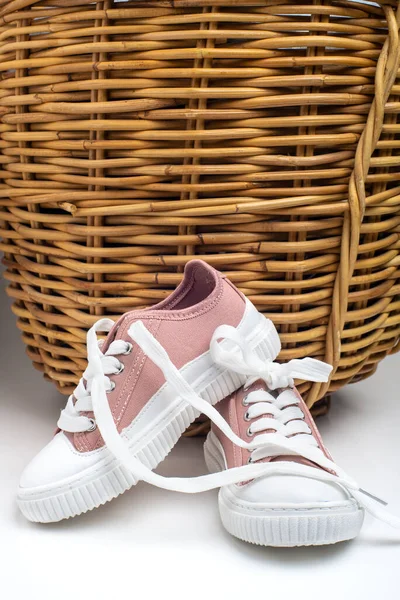 Zapatillas Deporte Rosa Los Niños Pie Junto Una Cesta Mimbre — Foto de Stock