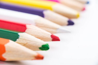 Makro renkli kalemler. Okul malzemeleri. Seçici odak.