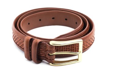 Açık kahverengi deri kemer beyaz üzerine izole edilmiş.