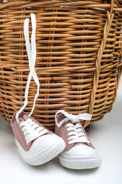 Zapatillas Deporte Rosa Los Niños Pie Junto Una Cesta Mimbre — Foto de Stock