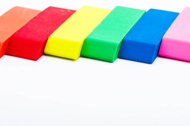 Beyaz arkaplanda çeşitli renklerin silinmesi. Metin için boşluk.