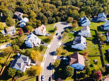 Üst ve orta sınıfın modern tek aile evlerinin sonbahar manzarası. Virginia, ABD 'deki Amerikan gayrimenkul. Drone görünümü.
