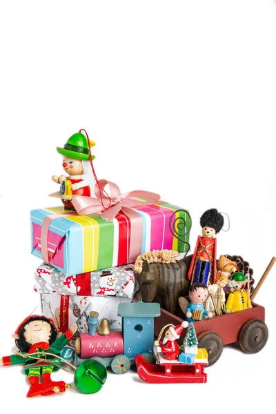 白色背景的木制老式圣诞玩具和礼物 — 图库照片