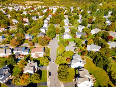 Üst ve orta sınıfın modern tek aile evlerinin sonbahar manzarası. Virginia, ABD 'deki Amerikan gayrimenkul. Drone görünümü.