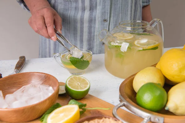 Frau Machen Hausgemachte Limonade Mit Frischen Gelben Zitronen Und Grüner — Stockfoto