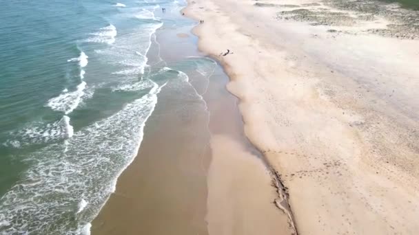 Безлюдний Пляж Гарними Припливними Хвилями Біла Морська Піна Хвилях Верхній — стокове відео
