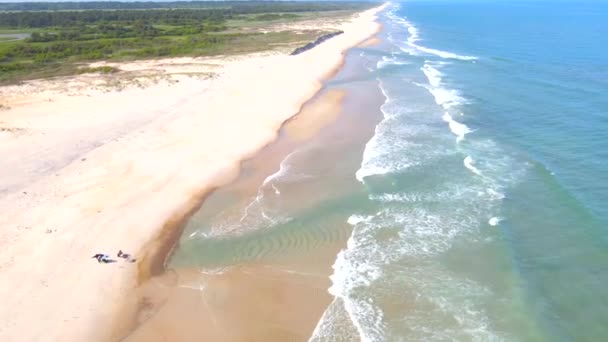 Playa Desierta Con Hermosas Mareas Espuma Marina Blanca Las Olas — Vídeo de stock
