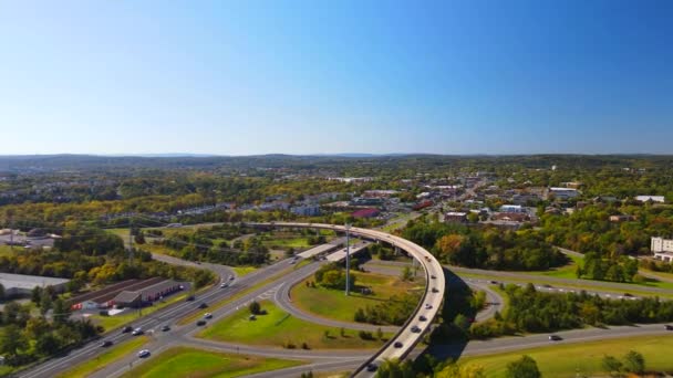 バージニア州の高速道路と道路の交差点 晴れた日の高さからの眺め — ストック動画