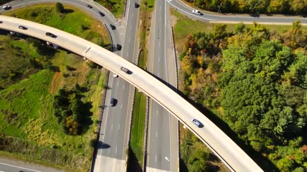 バージニア州の高速道路と道路の交差点 晴れた日の高さからの眺め — ストック動画