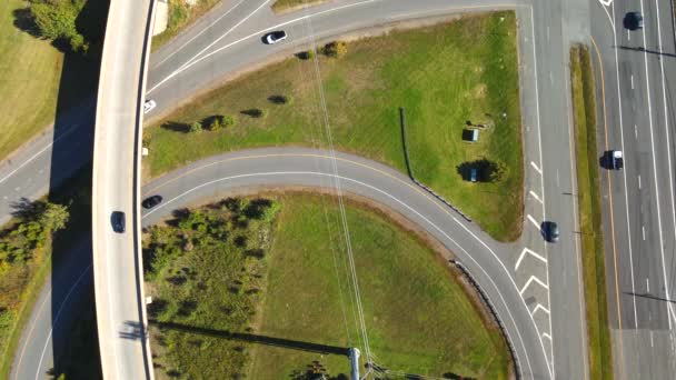 バージニア州の高速道路と道路の交差点 晴れた日の高さからの眺め — ストック動画