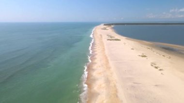 Güzel gel-git dalgalarıyla ıssız bir sahil. Dalgalarda beyaz deniz köpüğü. Kıyı boyunca hareketli deniz manzarası, insansız hava aracı videosu. Atlantik Okyanusu 'nun dalgaları, yüksek gelgit.