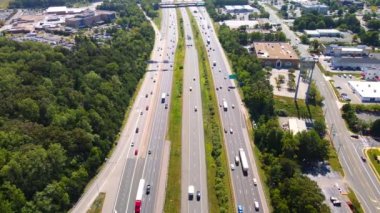 Virginia 'da otoyol ve kavşak. Sonbaharda tepeden bak, güneşli bir gün..