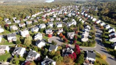 Üst ve orta sınıfın modern tek aile evlerinin mahallesi. Sokaklar yeşilliklerle dolu. İnsansız hava aracından sonbahar manzarası.