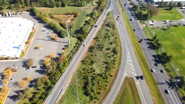 バージニア州の高速道路と道路の交差点 晴れた日の高さからの眺め — ストック動画